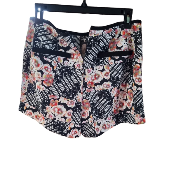 MINKPINK Floral Shorts - Picture 3 of 7